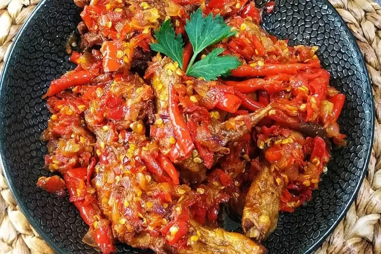 Mengenal Lezatnya Ayam Sambal Balado, Hidangan Khas Padang